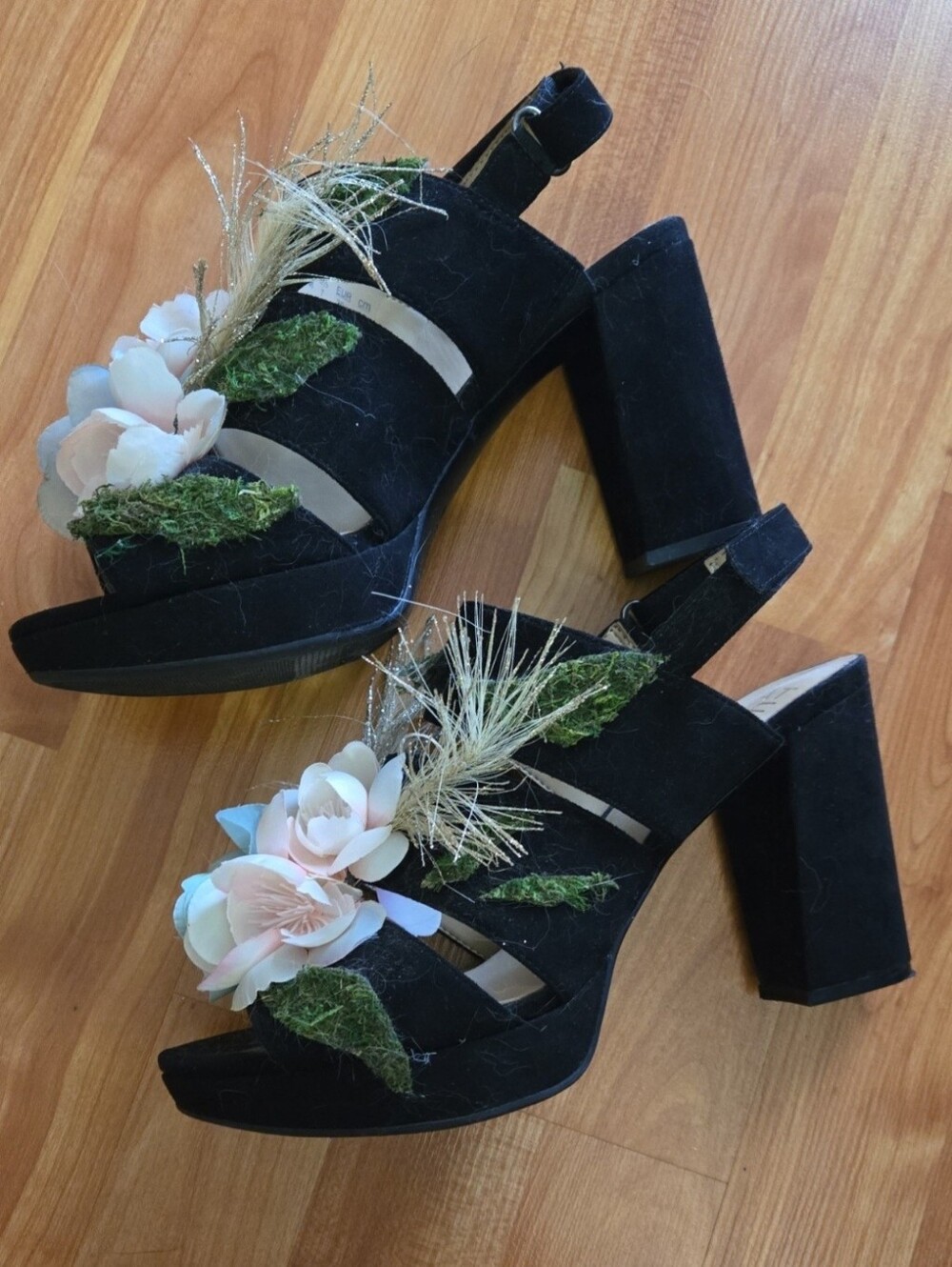 Floral Embellished Naturalizer Black Platform Heeled Sandals Sz 9